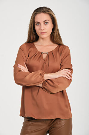 Yakası Aksesuarlı Bluz