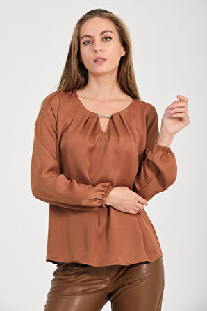 Yakası Aksesuarlı Bluz