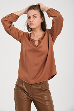 Yakası Aksesuarlı Bluz