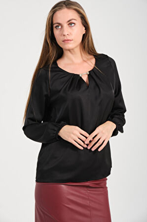 Yakası Aksesuarlı Bluz