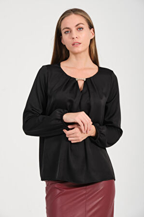 Yakası Aksesuarlı Bluz