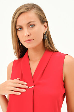 önü aksesuarlı kolsuz bluz