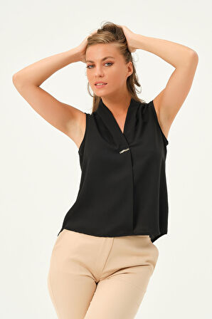 önü aksesuarlı kolsuz bluz