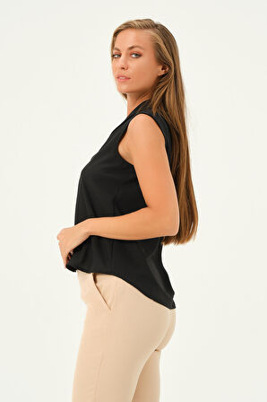 önü aksesuarlı kolsuz bluz