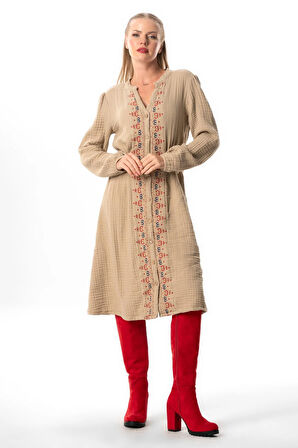 Uzun Kol Kıvılcım V Yaka Sonbahar ve Kışlık Nakışlı Kısa Double Müslin Elbise Vizon Vzn