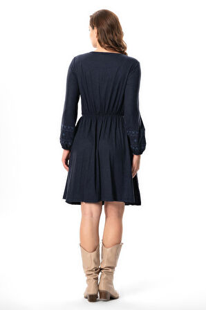 Uzun Kol Hayat Bağlamalı Sonbahar ve Kışlık Nakışlı Otantik Kısa Yünlü Viskon Elbise Lacivert Lcvt