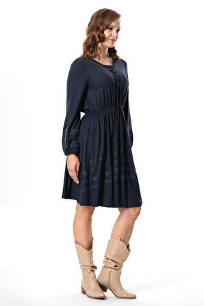 Uzun Kol Hayat Bağlamalı Sonbahar ve Kışlık Nakışlı Otantik Kısa Yünlü Viskon Elbise Lacivert Lcvt