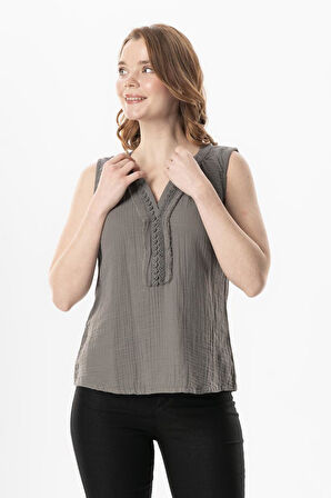 Kolsuz V Yaka Berrin Güpür Detaylı Müslin Yazlık Bluz Gri Gri