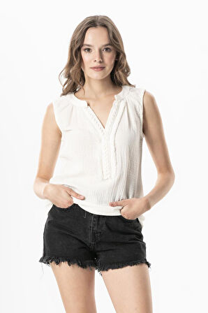 Kolsuz V Yaka Berrin Güpür Detaylı Müslin Yazlık Bluz Kırık Beyaz KrkByz