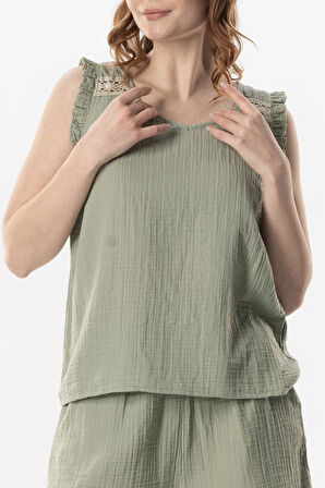 Kolsuz Fırfır Detaylı Duru Oval Yaka Müslin Yazlık Bluz Zeytin Yeşili Zytnysl