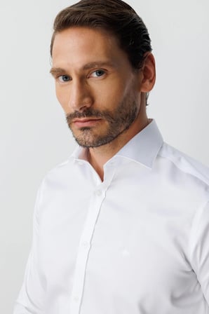 Beyaz Regular Fit Geniş Kalıp Klasik Yaka Düz Uzun Kollu Cepsiz %100 Pamuk Non Iron Ütü İstemeyen Gömlek 