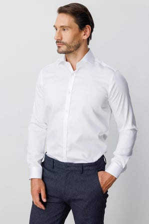 Beyaz Regular Fit Geniş Kalıp Klasik Yaka Düz Uzun Kollu Cepsiz %100 Pamuk Non Iron Ütü İstemeyen Gömlek 