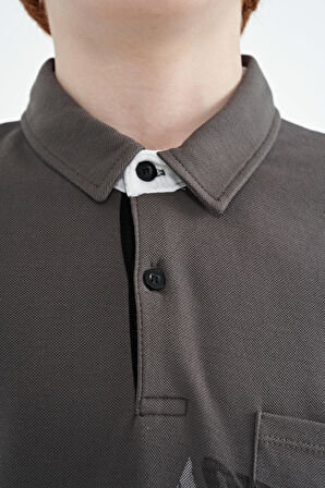 Koyu Gri Ön Cep Detaylı Baskılı Standart Kalıp Polo Yaka Erkek Çocuk T-Shirt - 11102 | 9-10 Yaş