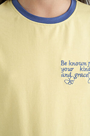 Sarı Minimal Yazı Baskılı O Yaka Rahat Form Kısa Kollu Kız Çocuk T-Shirt - 75110 | 8-9 Yaş