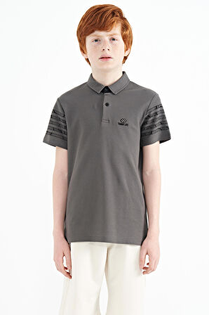 Koyu Gri Kol Baskı Detaylı Standart Kalıp Polo Yaka Erkek Çocuk T-Shirt - 11093 | 4-5 Yaş