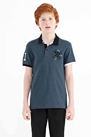 Orman Yeşili Kol Gögüs Nakış Detaylı Standart Kalıp Polo Yaka Erkek Çocuk T-Shirt - 11086 | 4-5 Yaş