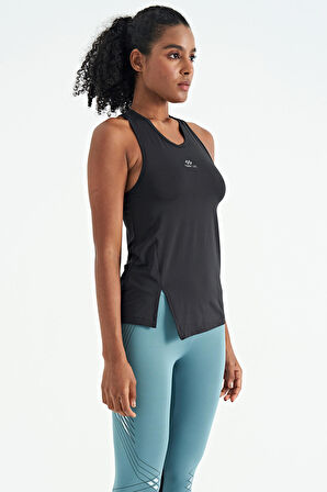 Siyah Yırtmaç Detaylı O Yaka Sıfır Kollu Standart Kalıp Kadın Spor Atlet - 97256 | XL