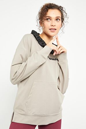 Koyu Bej Kadın Büzgülü Deri Detaylı Kanguru Cep Kadın Oversize Sweatshirt - 97161 | XS