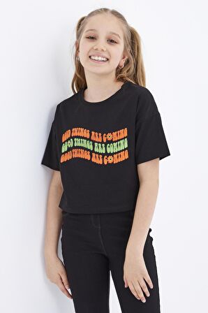 Siyah Oversize Renkli Yazı Baskılı Düşük Omuz O Yaka Kız Çocuk Crop T-Shirt  - 75038 | 10-11 Yaş