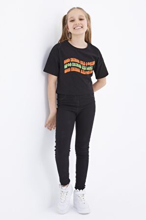Siyah Oversize Renkli Yazı Baskılı Düşük Omuz O Yaka Kız Çocuk Crop T-Shirt  - 75038 | 10-11 Yaş