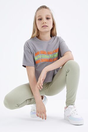 Gri Oversize Renkli Yazı Baskılı Düşük Omuz O Yaka Kız Çocuk Crop T-Shirt  - 75038 | 10-11 Yaş