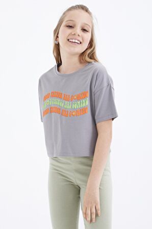 Gri Oversize Renkli Yazı Baskılı Düşük Omuz O Yaka Kız Çocuk Crop T-Shirt  - 75038 | 10-11 Yaş