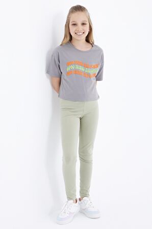 Gri Oversize Renkli Yazı Baskılı Düşük Omuz O Yaka Kız Çocuk Crop T-Shirt  - 75038 | 10-11 Yaş