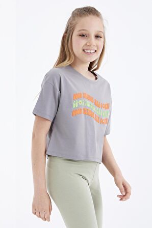 Gri Oversize Renkli Yazı Baskılı Düşük Omuz O Yaka Kız Çocuk Crop T-Shirt  - 75038 | 12-13 Yaş