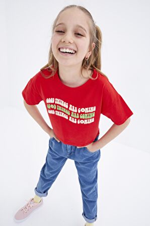 Nar Çiçeği Oversize Renkli Yazı Baskılı Düşük Omuz O Yaka Kız Çocuk Crop T-Shirt  - 75038 | 11-12 Yaş