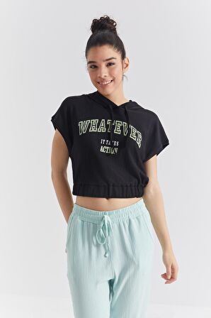 Siyah Kapüşonlu Yazı Baskılı Beli Lastikli Bürümcük Kumaş Kadın Crop Top T-Shirt  - 97230 | M