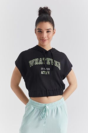 Siyah Kapüşonlu Yazı Baskılı Beli Lastikli Bürümcük Kumaş Kadın Crop Top T-Shirt  - 97230 | XL