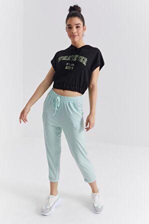 Siyah Kapüşonlu Yazı Baskılı Beli Lastikli Bürümcük Kumaş Kadın Crop Top T-Shirt  - 97230 | XL