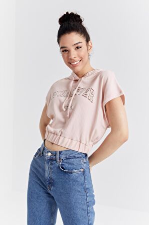 Somon Kapüşonlu Yazı Baskılı Beli Lastikli Bürümcük Kumaş Kadın Crop Top T-Shirt  - 97230 | S
