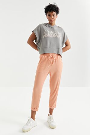 Gri Yazı Baskılı Kapüşonlu Oversize Bürümcük Kumaş Kadın Crop Top T-Shirt  - 97229 | XL