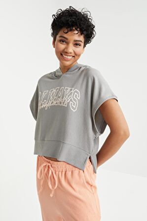 Gri Yazı Baskılı Kapüşonlu Oversize Bürümcük Kumaş Kadın Crop Top T-Shirt  - 97229 | XL