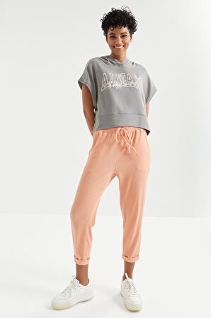 Gri Yazı Baskılı Kapüşonlu Oversize Bürümcük Kumaş Kadın Crop Top T-Shirt  - 97229 | XL