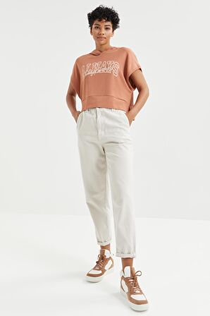 Tarçın Yazı Baskılı Kapüşonlu Oversize Bürümcük Kumaş Kadın Crop Top T-Shirt  - 97229 | L
