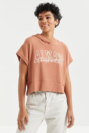 Tarçın Yazı Baskılı Kapüşonlu Oversize Bürümcük Kumaş Kadın Crop Top T-Shirt  - 97229 | L