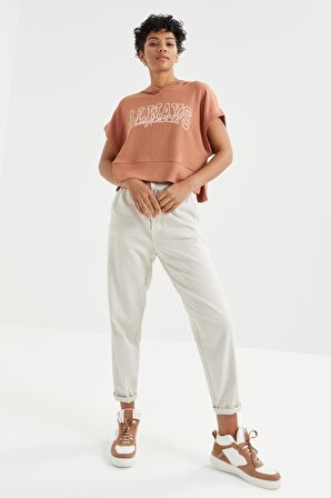 Tarçın Yazı Baskılı Kapüşonlu Oversize Bürümcük Kumaş Kadın Crop Top T-Shirt  - 97229 | L