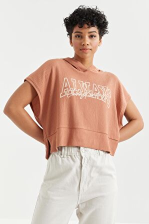 Tarçın Yazı Baskılı Kapüşonlu Oversize Bürümcük Kumaş Kadın Crop Top T-Shirt  - 97229 | M