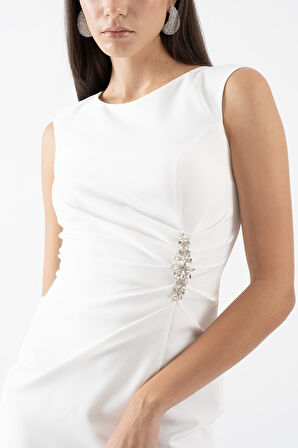 Ortenilla Yuvarlak Yaka Yanı Pileli Taş Aksesuar Detaylı Yırtmaçlı Kısa Abiye Elbise EKRU