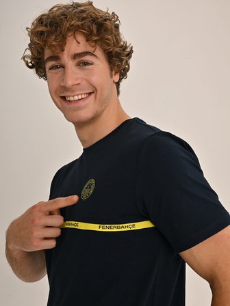 ERKEK TRIBUN BİYE DETAYLI TSHIRT