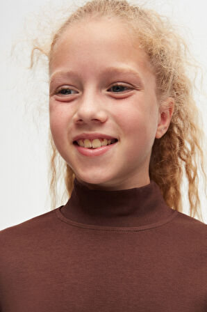 Kahverengi Basic Kışlık Yarım Balıkçı Yaka Uzun Kollu Kız Çocuk Tişört