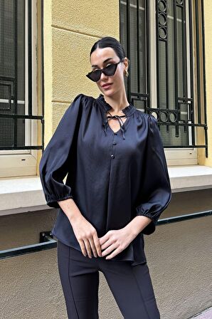 Yaka Fırfır Detaylı Saten Siyah Gömlek