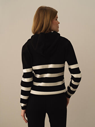 Xint Siyah Formunu Koruyan Oversize Kazak