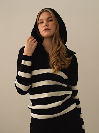 Xint Siyah Formunu Koruyan Oversize Kazak