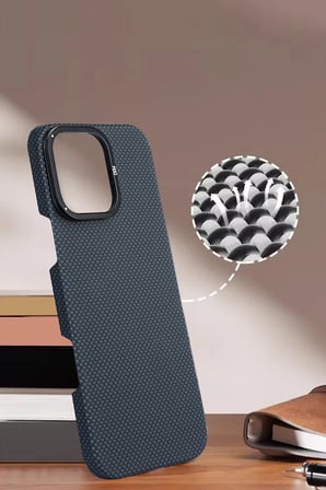 Fuchsia iPhone 16 Pro Max ile Uyumlu Blaze 1000D Kevlar Kablosuz Şarj Özellikli Kılıf - Gold