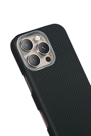 Fuchsia iPhone 16 Pro ile Uyumlu Volt Kablosuz Şarj Özellikli Kapak - Siyah 2