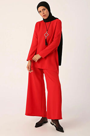 Kırmızı-Kolyeli Bol Paça Pantolonlu Tunikli Takım