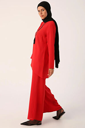 Kırmızı-Kolyeli Bol Paça Pantolonlu Tunikli Takım